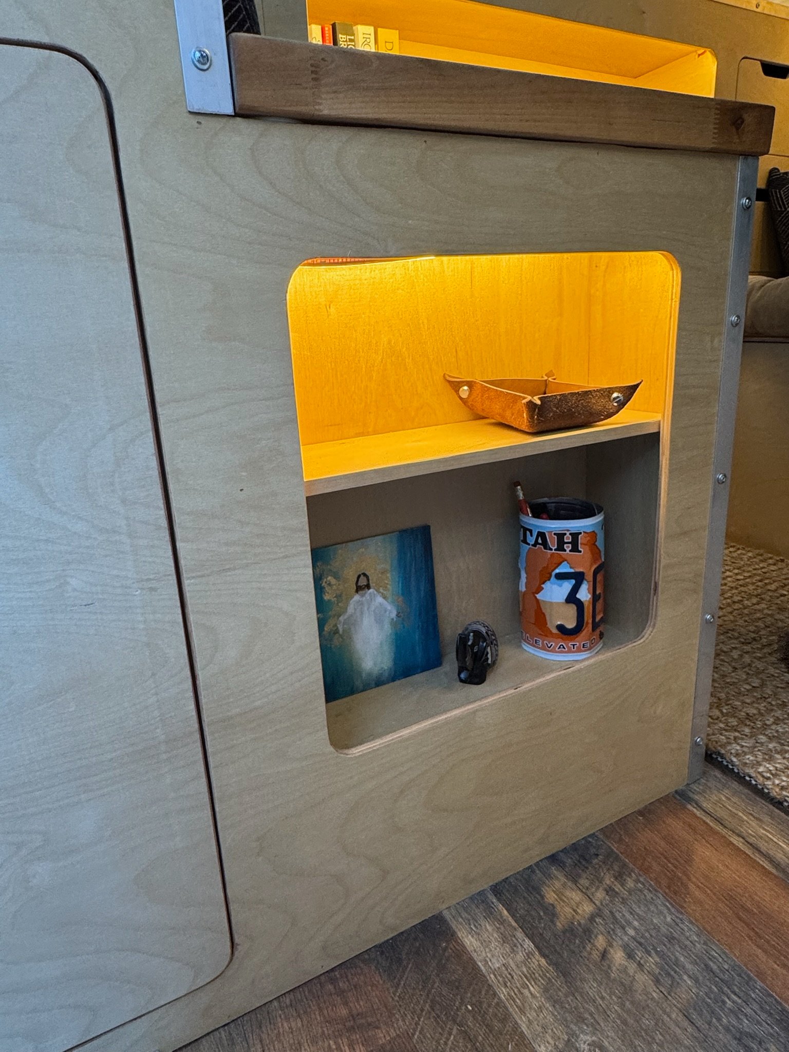 Built-in shelf with lighting