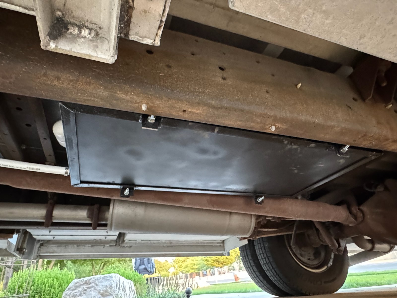 Water tank mounted under the ambulance
